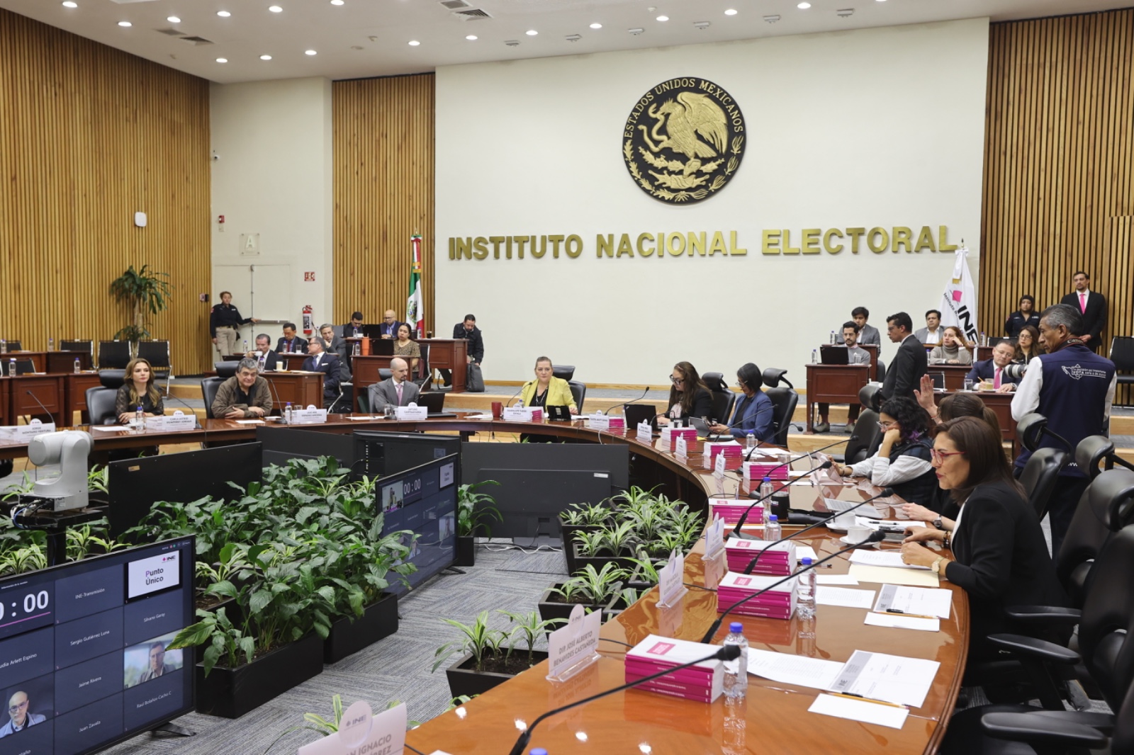 Las y los consejeros del INE analizan asuntos en el salón de sesiones del Consejo General