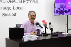 vocal ejecutivo del INE sentado y hablando hacia reporteros