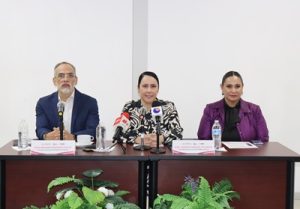 Tres personas sentadas y mirando hacia enfrente