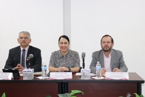 Tres personas organizadoras del Foro sentados durante el evento
