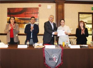 Personas de pie aplaudiendo y mostrando un reconocimiento