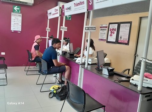 Una persona masculina haciendo un trámite en el Módulo de Atención del INE Tabasco