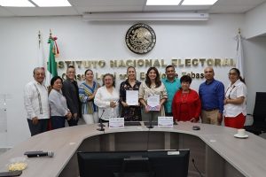 Titulares del INE Tabasco y del IEPC en el estado mostrando el documento del Plan de Trabajo conjunto firmado