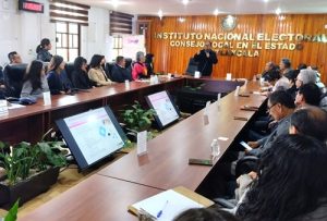Integrantes del Consejo Local del INE Tlaxcala sentados en el salón de sesiones