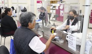 Persona de la tercera edad tramitando su credencial de elector