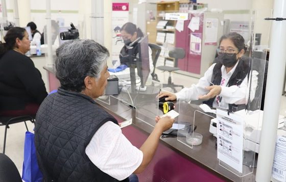 Persona de la tercera edad tramitando su credencial de elector