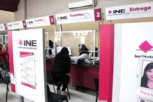 Ciudadana realizando trámites de Credencial para Votar