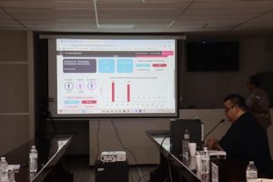 Se muestra una pantalla de televisión con información
