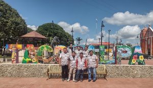 capacitadores del INE tomándose una foto en un parque