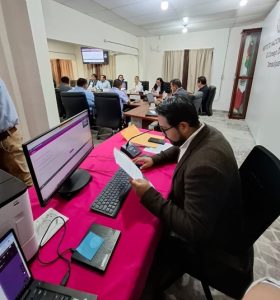 una persona escribiendo en una computadora