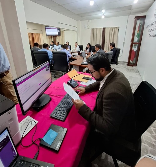 una persona escribiendo en una computadora