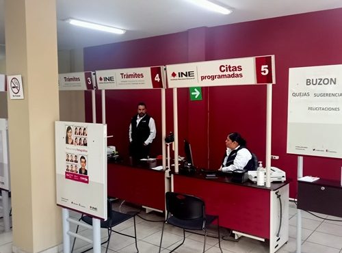 dos trabajadoras del INE esperando a las personas para atenderlas