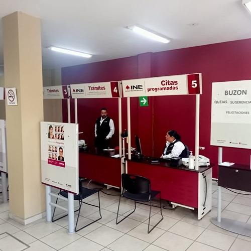 dos trabajadoras del INE esperando a las personas para atenderlas