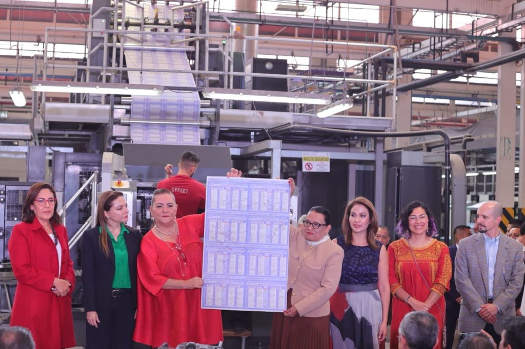 Consejera Presidenta Guadalupe Taddei acompañada de consejerías del INE en Talleres Gráficos de México
