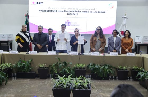 Consejera Presidenta Guadalupe Taddei acompañada de consejerías, recibiendo los listados de las candidaturas para el Proceso Electoral Extraordinario del Poder Judicial de la Federación