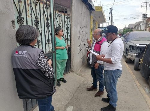 personas afuera de un domicilio particular en el Estado de México