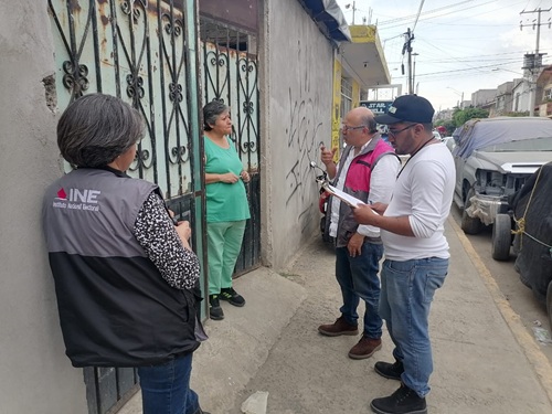 personas afuera de un domicilio particular en el Estado de México