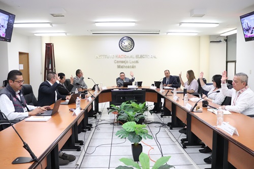 Integrantes de consejo local sentados en sala de sesiones