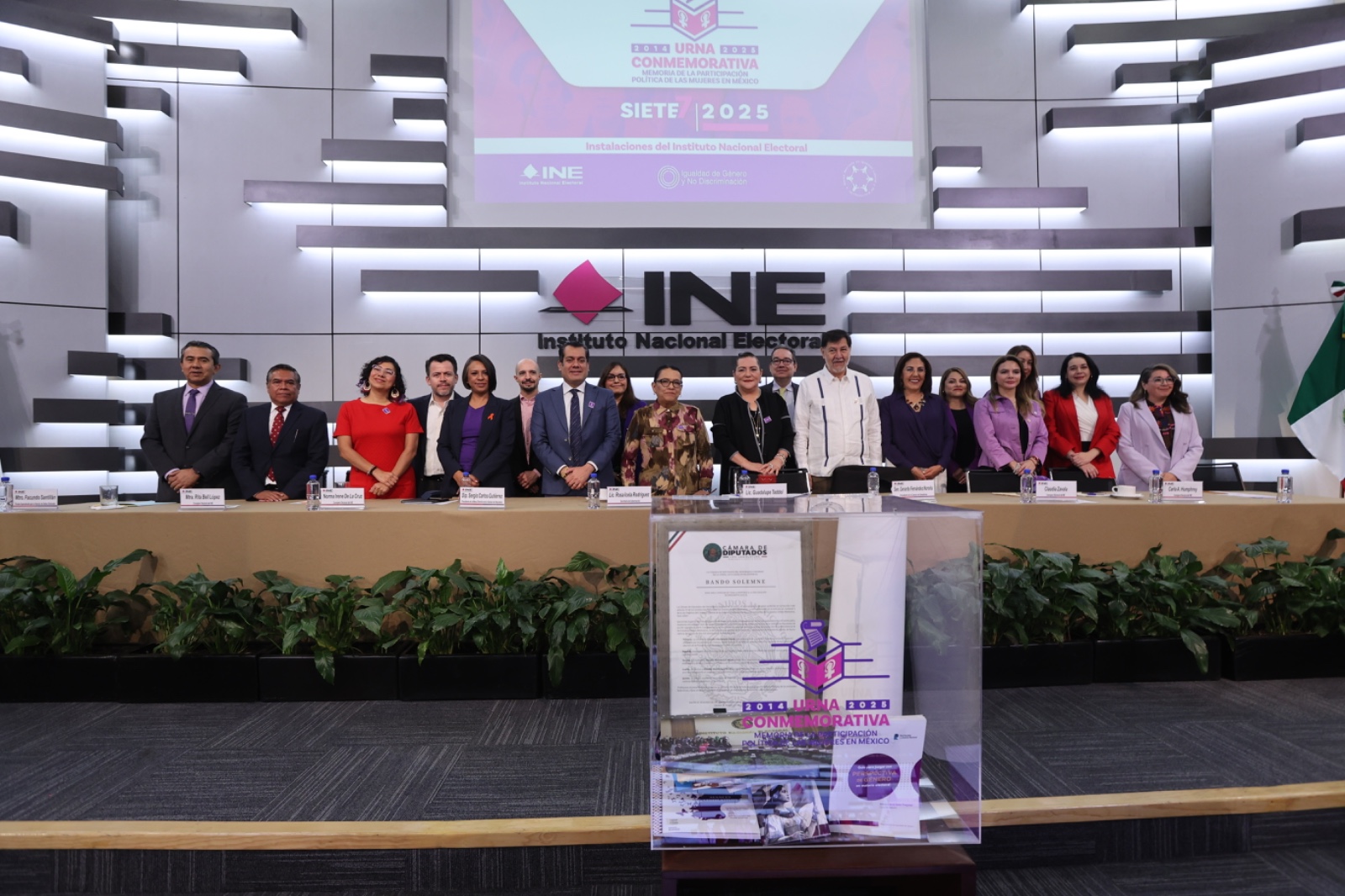 Evento conmemorativo en el INE de la lucha histórica de las mujeres