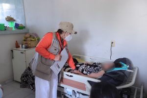 Fotografía de persona con problemas de movimiento ejerciendo su voto