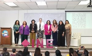 Mujeres de pie en escenario