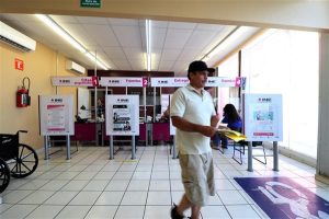 Hombre saliendo de las instalaciones del Módulo del INE en Baja California