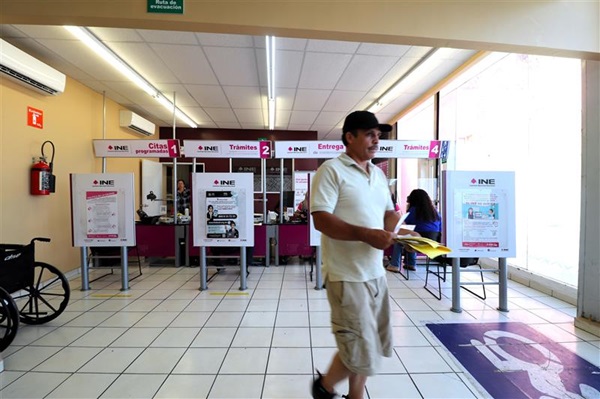 Hombre saliendo de las instalaciones del Módulo del INE en Baja California