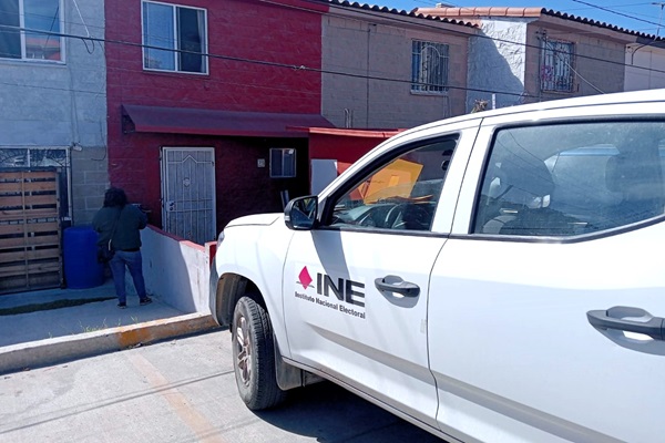 Camioneta del INE estacionada afuera del domicilio