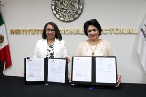 Dos mujeres sosteniendo un documento con sus manos