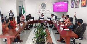 Votación de varias personas a mano alzada