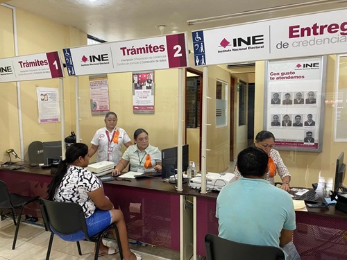 Personas realizando tramites en el Módulo del INE en Yucatán