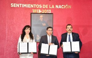 una mujer y dos hombres mostrando un convenio de colaboración en Consejería Jurídica del Estado del Estado de México