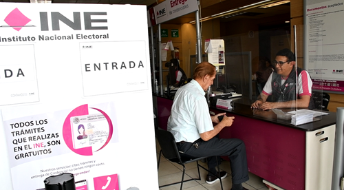 Adulto mayor realizando trámite de credencial para votar