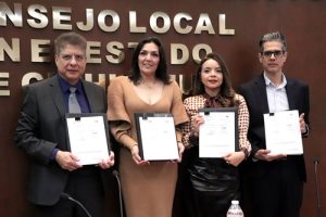 Personas sosteniendo un documento con sus manos