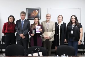 seis personas de pie posando para la foto