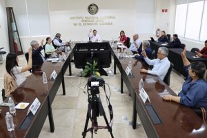 integrantes del consejo local votando a mano alzada