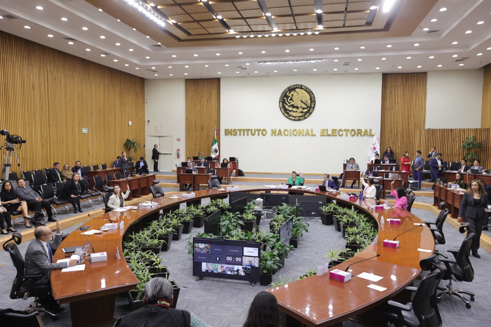 Las y los consejeros del INE aprueban acuerdos en el salón de sesiones del Consejo General