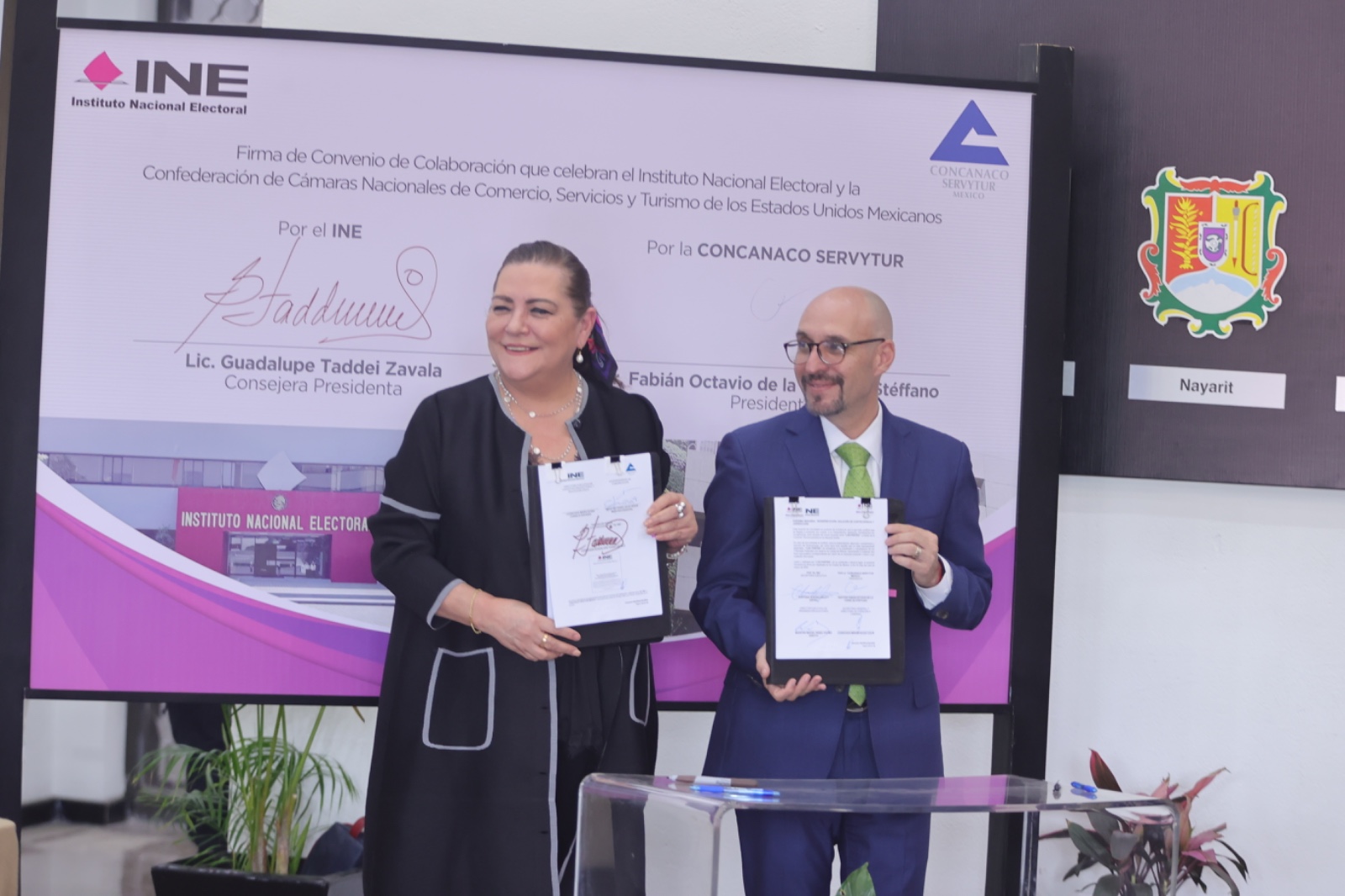 GUADALUPPE TADDEI Y FABIAN OCTAVIO FIRMA DE CONVENIO INE CONCANACO