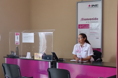 Mujer funcionaria del INE en Guanajuato