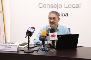 Hombre con varios micrófonos al frente