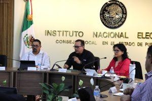 Personas alrededor de la mesa del Consejo local del INE en Puebla