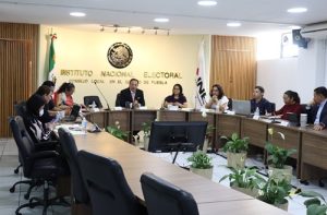 Personas en el pleno del Consejo Local del INE en Puebla