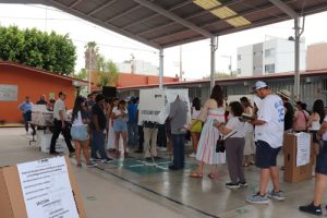Casilla de votación en San Luis Potosí con gente formada