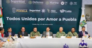 Hombres en reunión con el gobernador de Puebla
