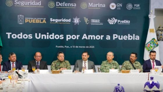 Hombres en reunión con el gobernador de Puebla