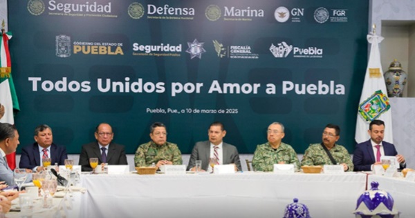Hombres en reunión con el gobernador de Puebla