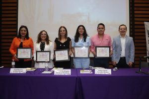 Mujeres en Michoacán sosteniendo reconocimientos