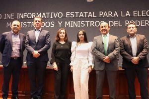 Mujeres y hombres de pie posando para la fotografía
