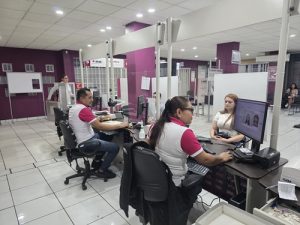 personal del INE en Michoacán atendiendo a la ciudadanía