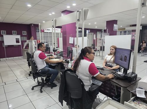 personal del INE en Michoacán atendiendo a la ciudadanía
